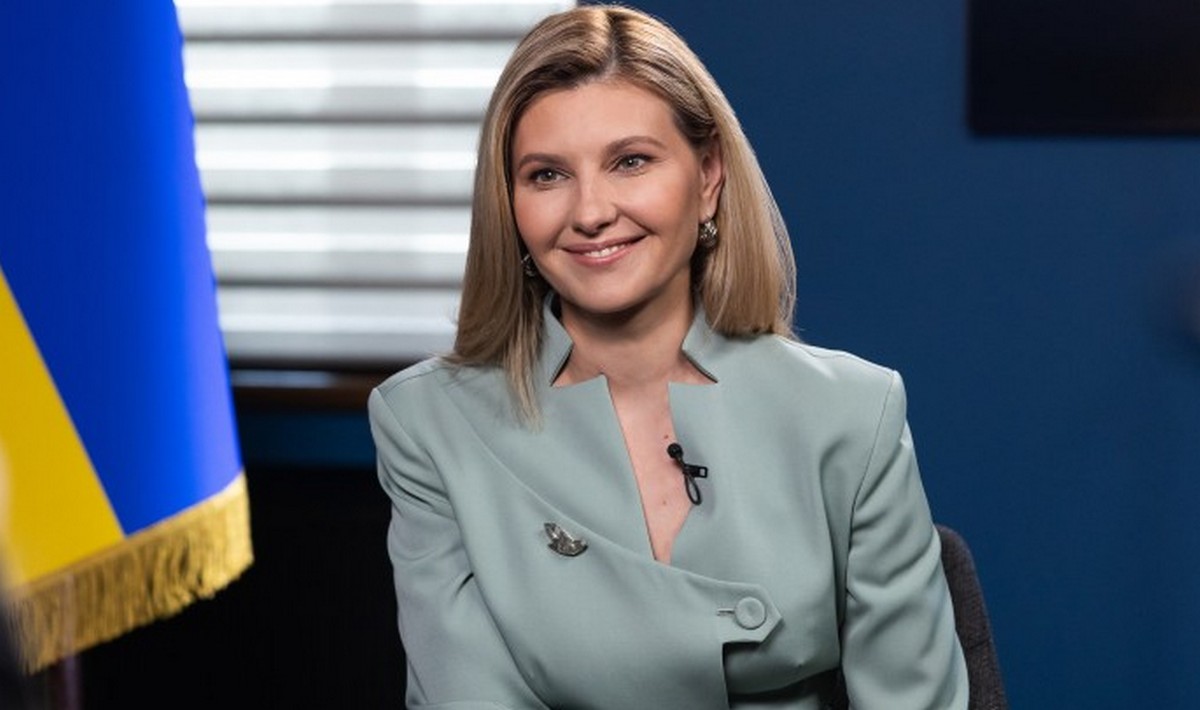 У піджаку без коміра та з новою зачіскою: Олена Зеленська показала трендовий діловий образ
