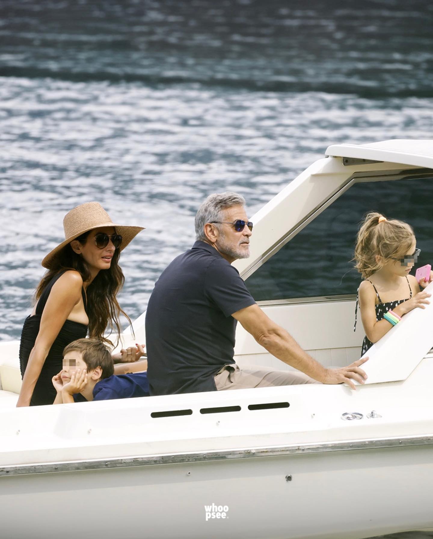 Вже зовсім дорослі: Джордж Клуні з'явився на публіці зі своїми двійнятами