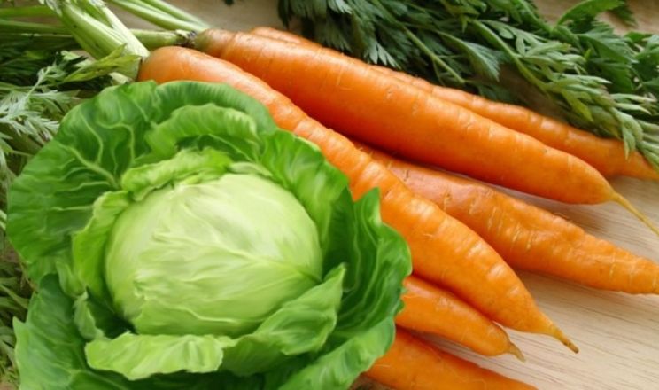 Овощи борщевого набора резко подешевели: сколько стоят морковь, свекла, лук и капуста в конце лета