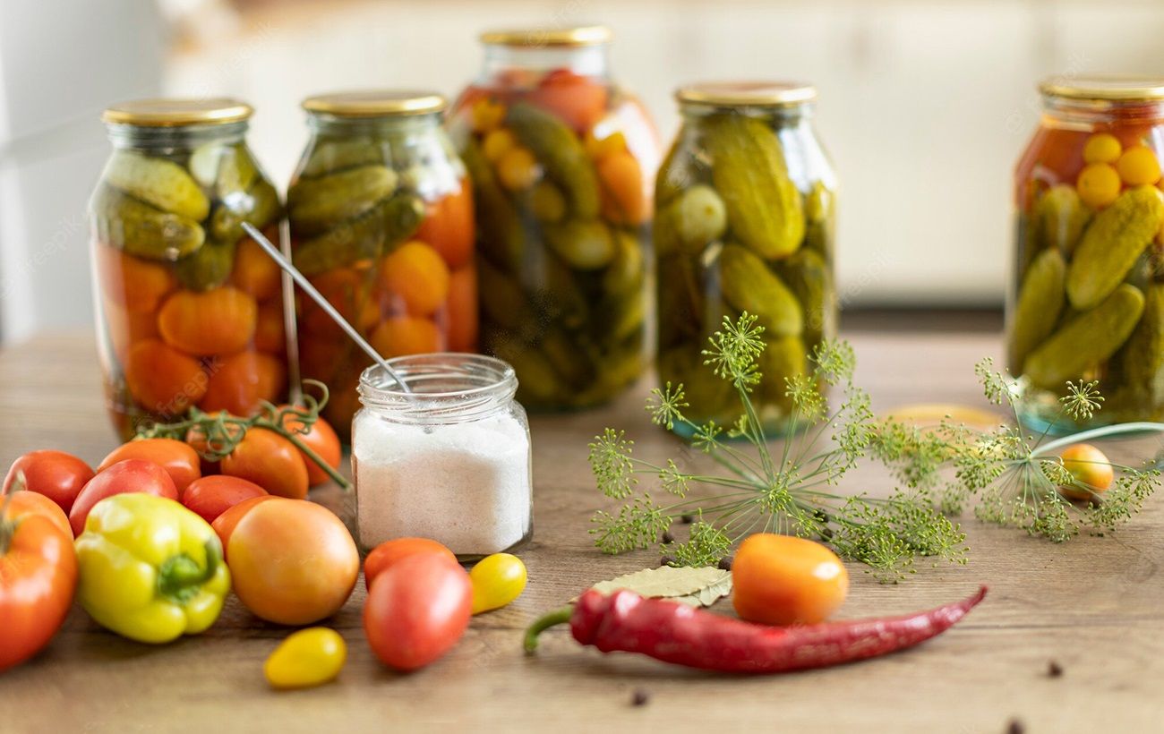 Який інгредієнт категорично не можна додавати у консервацію: зіпсує смак та скоротить термін придатності - today.ua