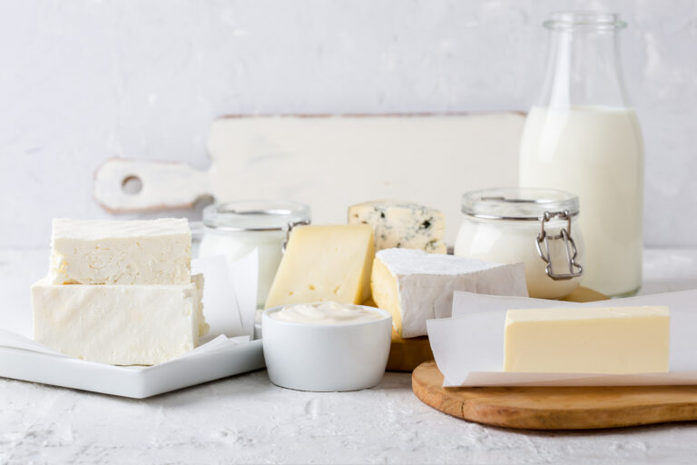 В Україні почали дорожчати молочні продукти: скільки коштують молоко, сир, сметана та вершкове масло у супермаркетах - today.ua