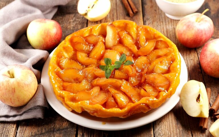 Яблочный пирог для тех, кто на диете: минимум теста и максимум яблочной начинки - today.ua