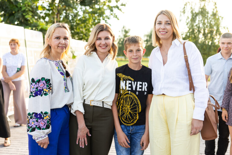 У широких штанах та кедах: Олена Зеленська зустрілася з дружинами українських дипломатів - today.ua