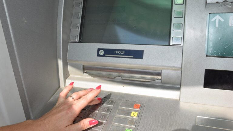 В ПриватБанке рассказали, как избежать потери денег при снятии в банкомате - today.ua