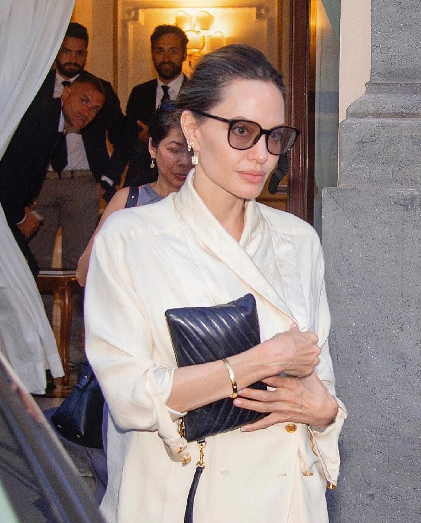 У діамантах, максі-спідниці та шовковому жакеті: Анджеліна Джолі засвітилася в Італії