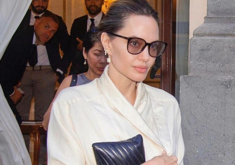 В бриллиантах, макси-юбке и шелковом жакете: Анджелина Джоли засветилась в Италии - today.ua