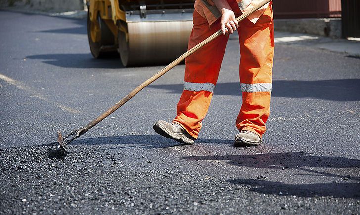 В Украине ограничат зарплаты бюджетникам, а также остановят ремонт дорог: детали нового законопроекта