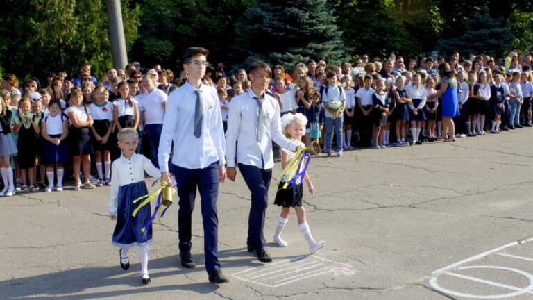 В українську школу не пустять: який документ потрібно мати батькам, чиї діти повернулися з-за кордону - today.ua