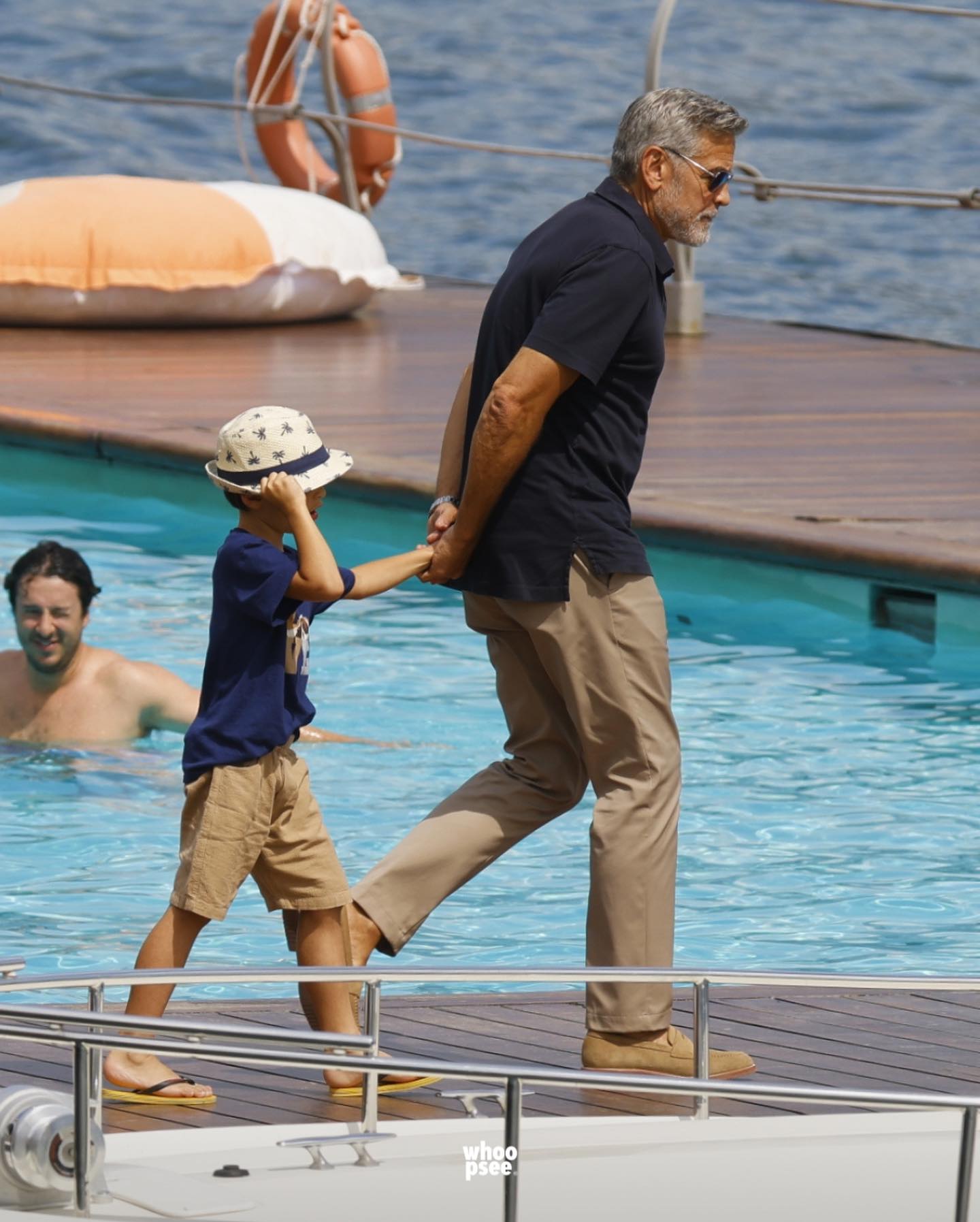 Уже совсем взрослые: Джордж Клуни появился на публике со своими двойняшками