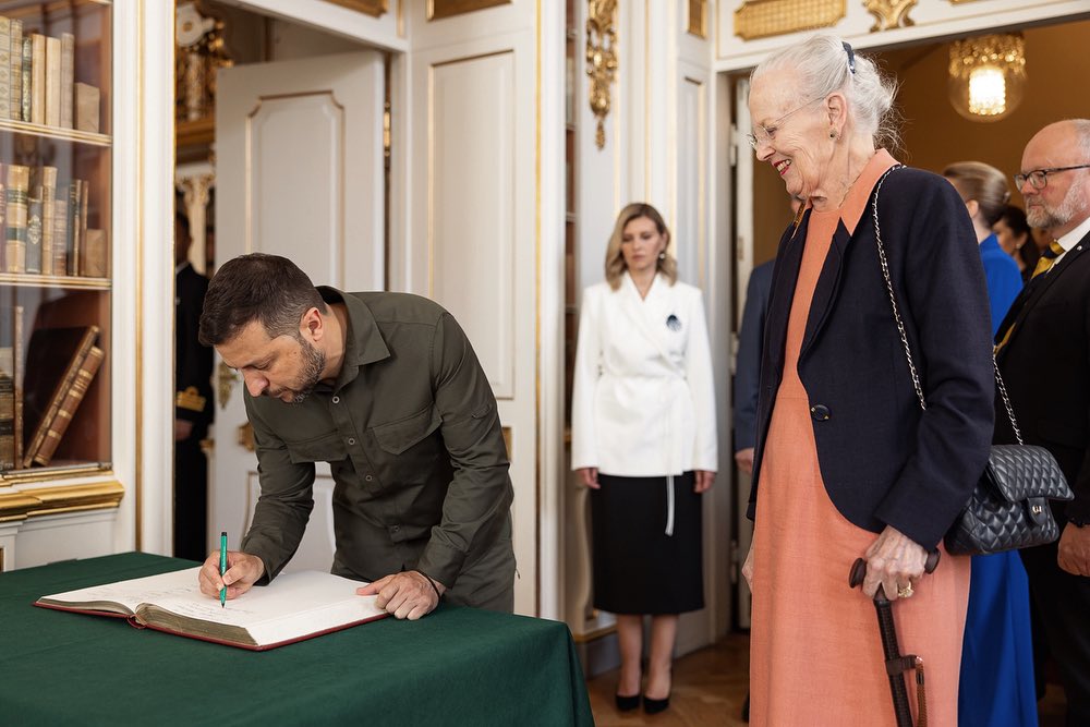 Піджак-кімоно з вишивкою: Олена Зеленська затьмарила красою на зустрічі з королевою Данії