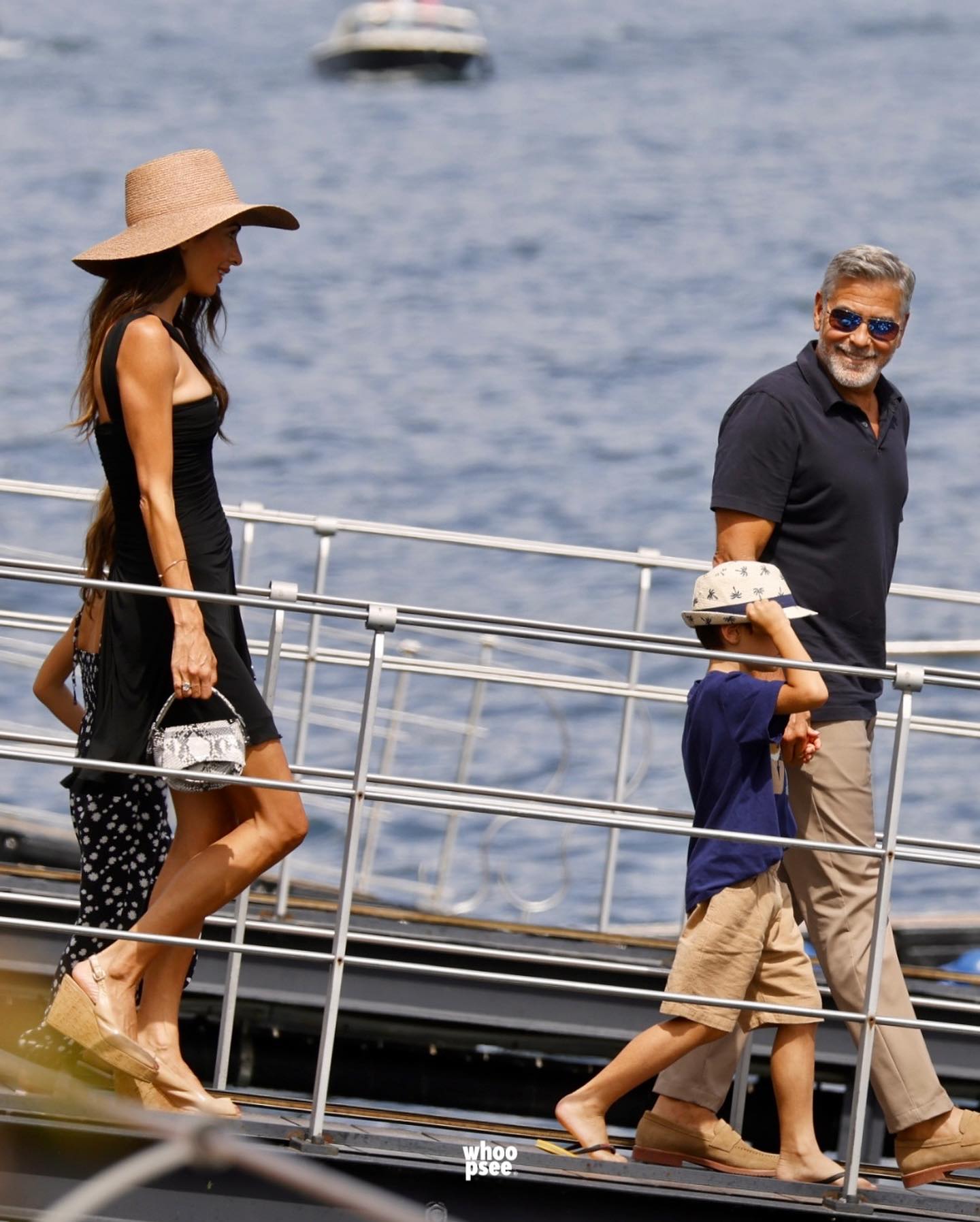 Уже совсем взрослые: Джордж Клуни появился на публике со своими двойняшками