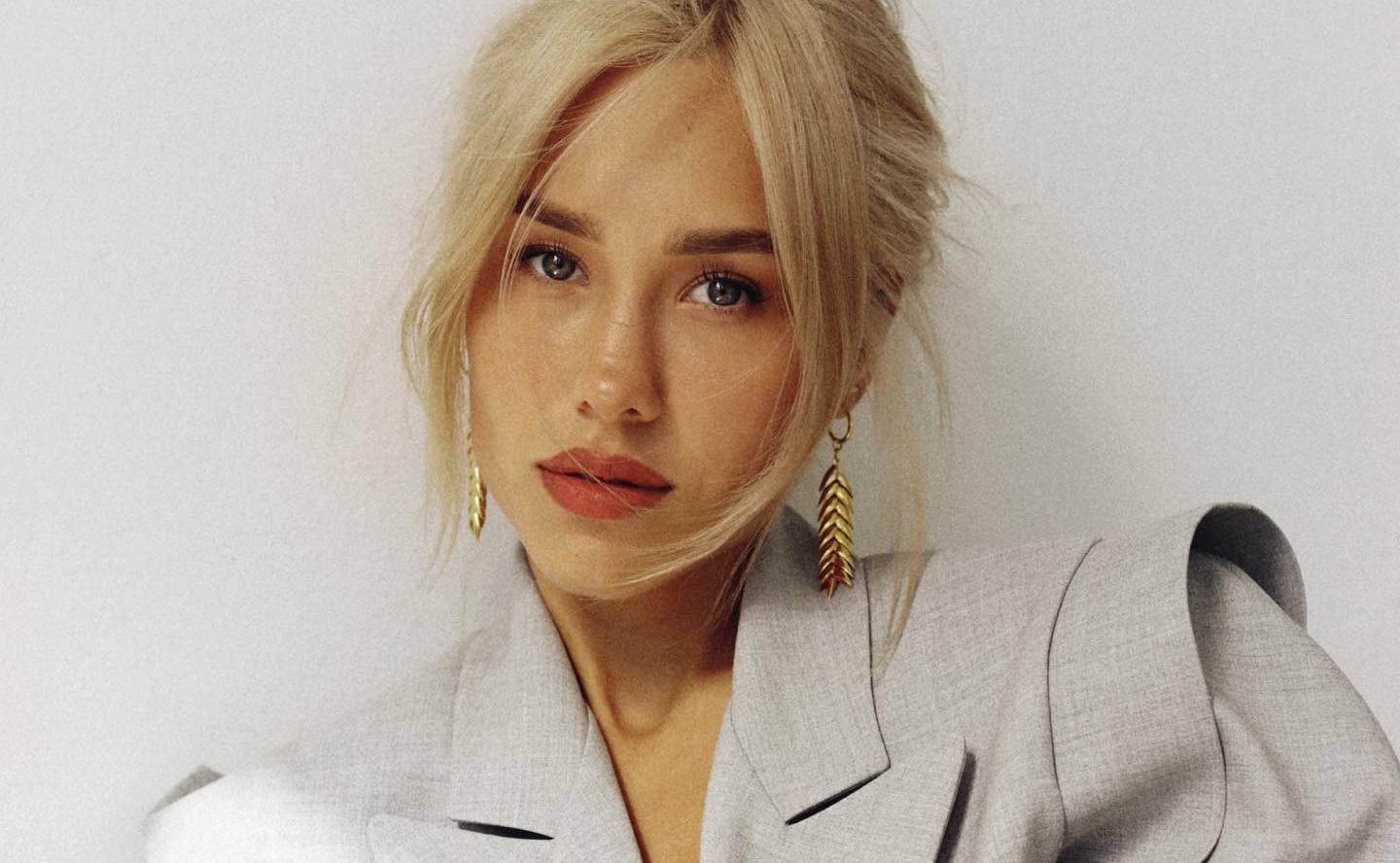 Победительница Холостяка Даша Квиткова показала, как носить самое модное платье 2023 года - today.ua