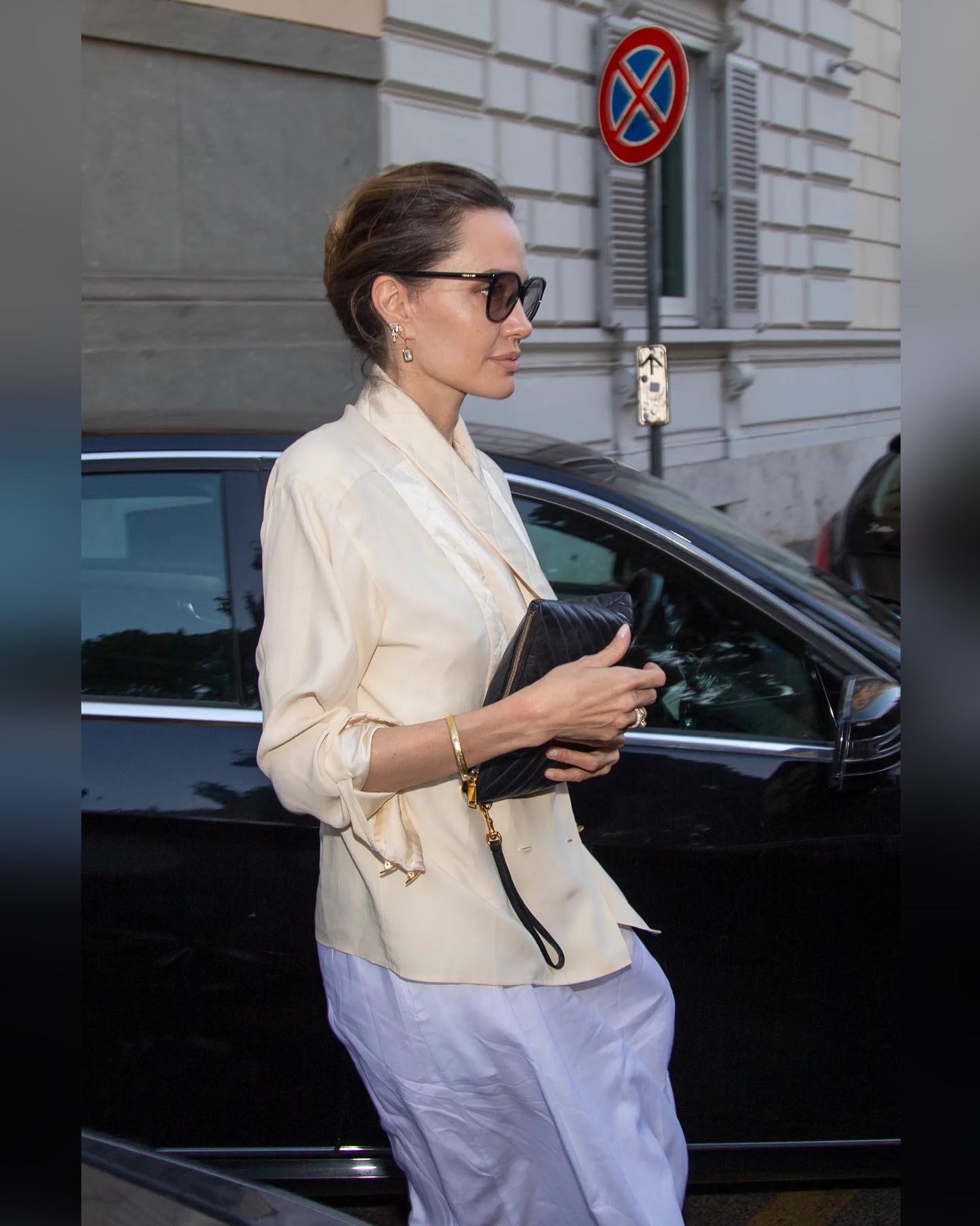 В бриллиантах, макси-юбке и шелковом жакете: Анджелина Джоли засветилась в Италии