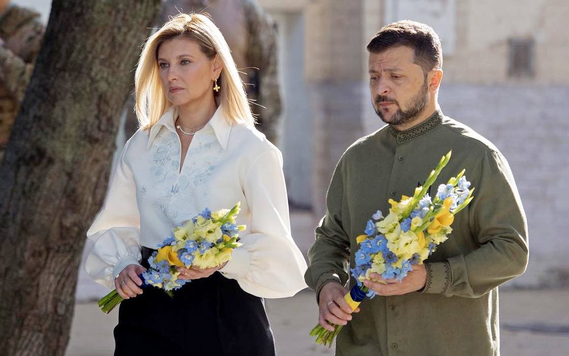 У піджаку в стилі кімоно: Олена Зеленська разом із чоловіком відкрила новий меморіал у Києві