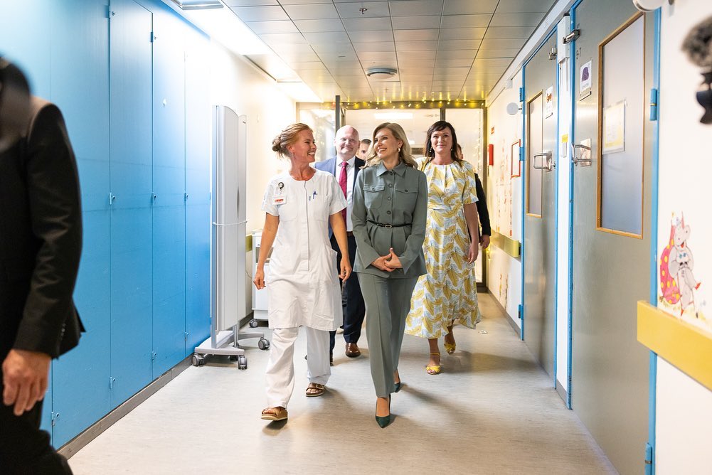 В костюме в стиле милитари: Елена Зеленская появилась в больнице в Копенгагене