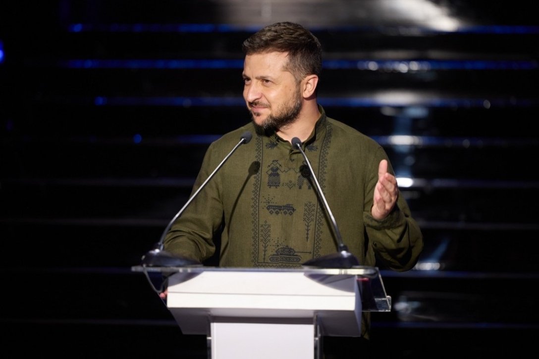 У вишиванці кольору хакі з особливим орнаментом: Володимир Зеленський відвідав церемонію підняття прапора у Києві - today.ua