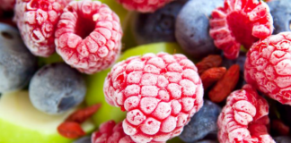 Как заморозить ягоды, фрукты и овощи на зиму, чтобы они были рассыпчатыми - today.ua