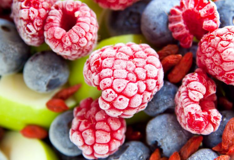 Как заморозить ягоды, фрукты и овощи на зиму, чтобы они были рассыпчатыми - today.ua
