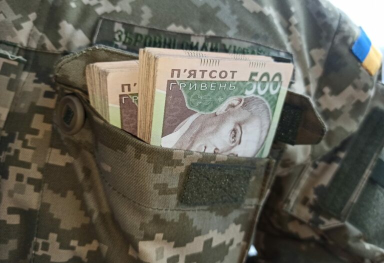 Еще одна категория военных получит выплаты 30 и 100 тысяч грн: названы условия начисления вознаграждения - today.ua