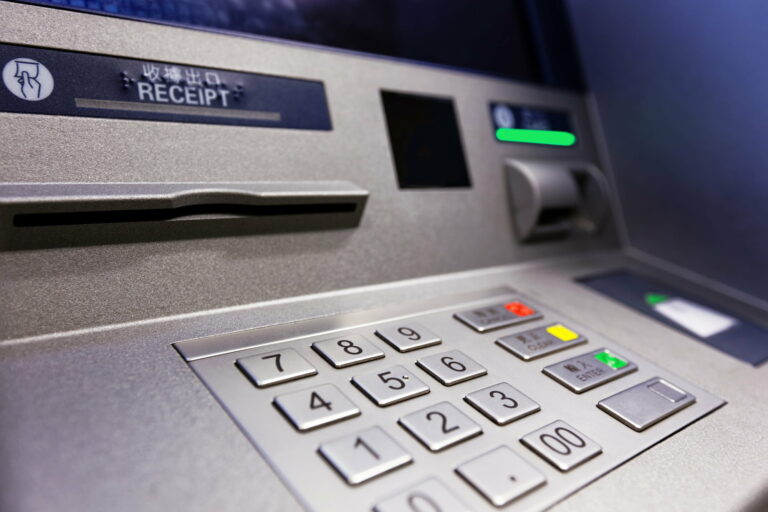 В monobank рассказали, что делать клиентам, если банкомат ПриватБанка не выдает деньги - today.ua