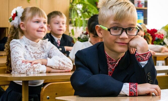 Першокласники в Україні можуть отримати матеріальну допомогу: як оформити виплати