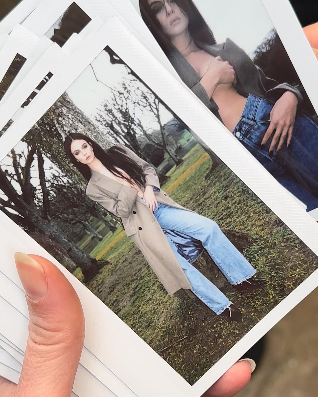 З оголеними грудьми і в трендових джинсах: дочка Моніки Беллуччі показала відверті фото 