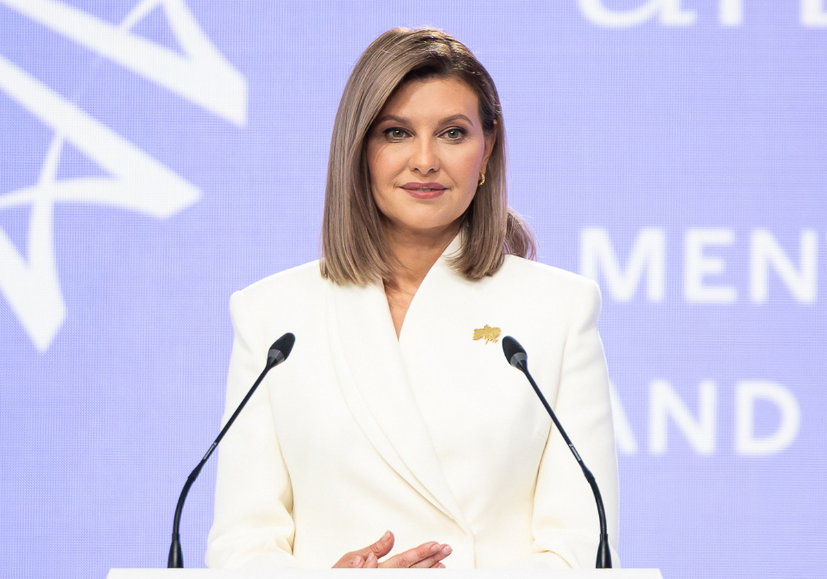 З новою зачіскою та у трендовому вбранні: Олена Зеленська звернулася до українців - today.ua