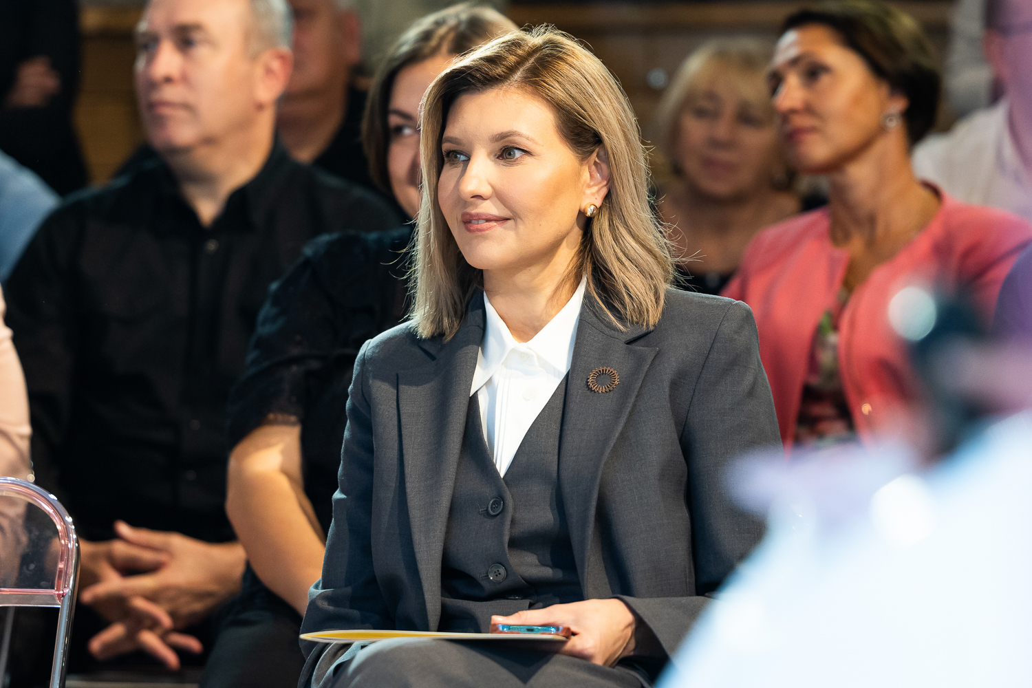 У сірому костюмі-трійці: Олена Зеленська показала наймодніший образ на осінь 2023 року