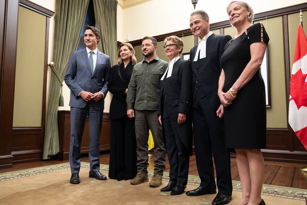Модний конфуз першої леді: Олена Зеленська у занадто довгих штанах з'явилася в Канаді