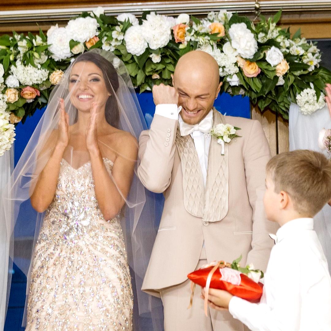 Сбежавший из Украины Влад Яма показал редкое свадебное фото: “9 лет счастья“