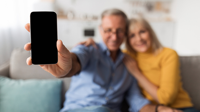 Бесплатные смартфоны для пенсионеров: в Минцифры рассказали, когда заработает инициатива