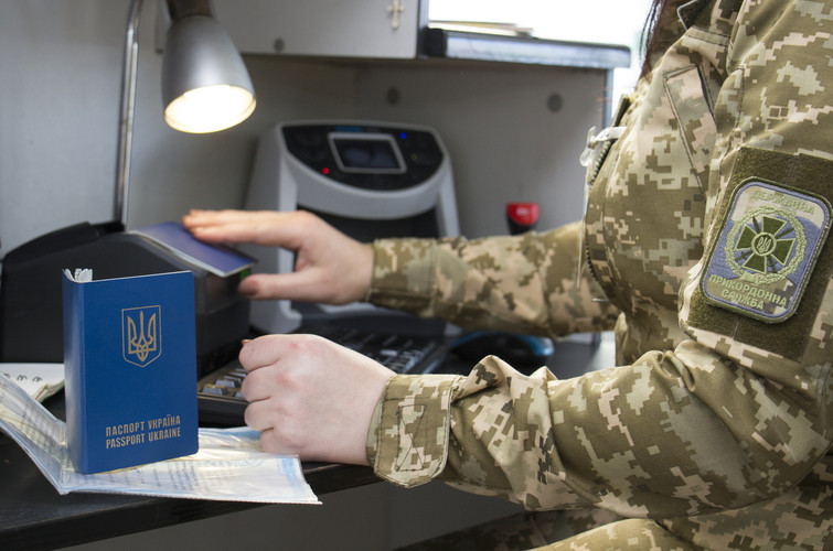 Осталось две недели: непригодным к военной службе украинцам закроют выезд за границу
