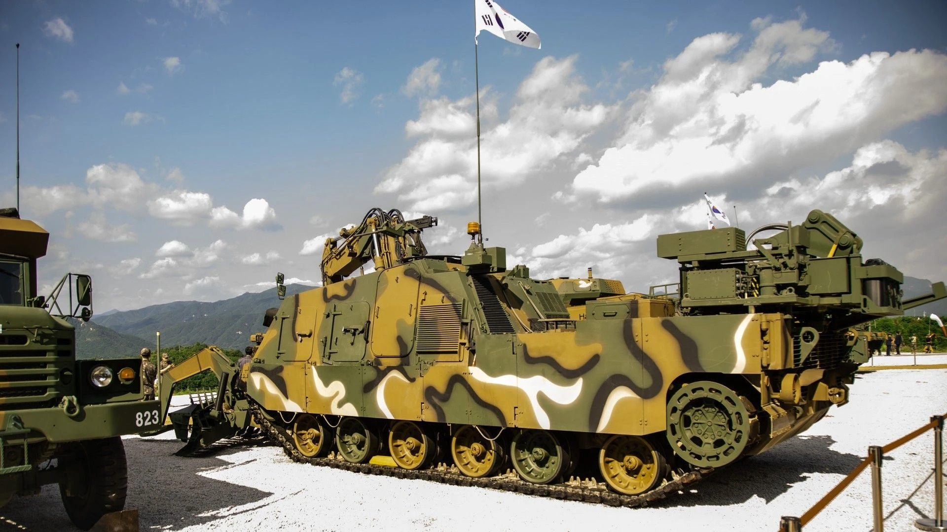 Південна Корея передасть Україні інженерні танки K600: що вони можуть