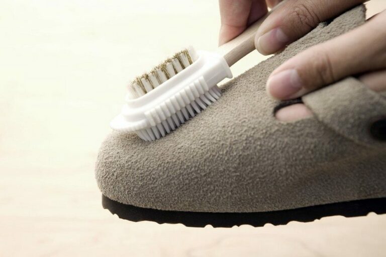 Як швидко почистити замшеве взуття, щоб воно не виглядало заношеним - today.ua