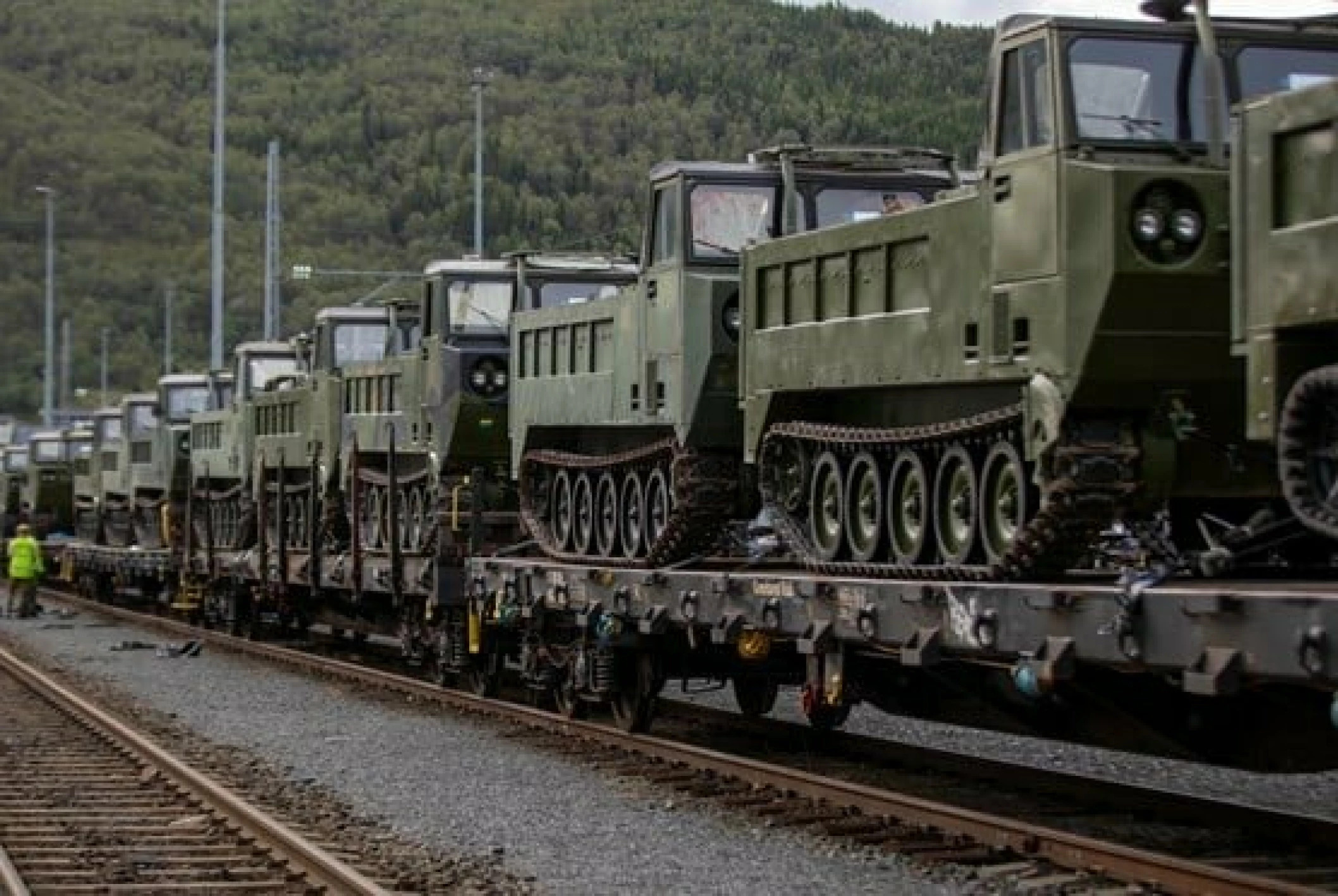 Норвегия передала Украине 50 гусеничных транспортеров NM199