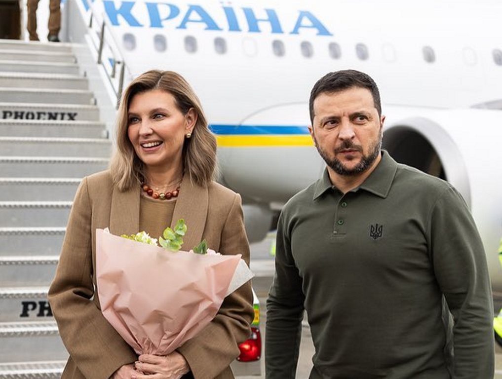 У бежевому вбранні з накладними кишенями та у намисті: Олена Зеленська прилетіла до Нью-Йорка - today.ua