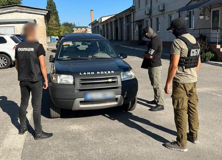 Полиция изъяла 28 “гуманитарных“ автомобилей, которые хотели продать волонтеры - today.ua