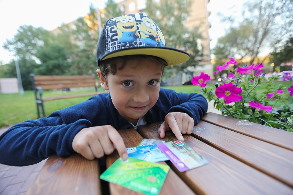 ПриватБанк сообщил, на что дети в Украине тратят деньги с банковских карт