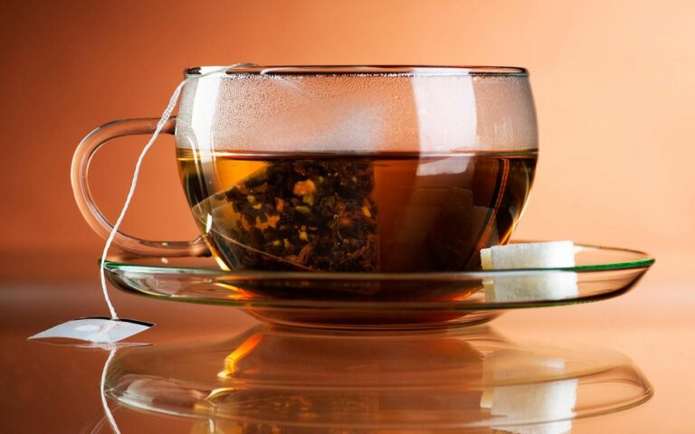 Як правильно заварювати чай у пакетиках: популярна помилка, що псує смак напою - today.ua
