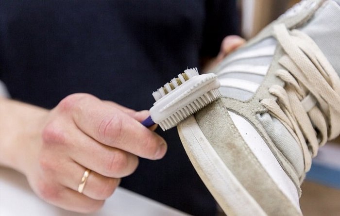Як швидко почистити замшеве взуття, щоб воно не виглядало заношеним