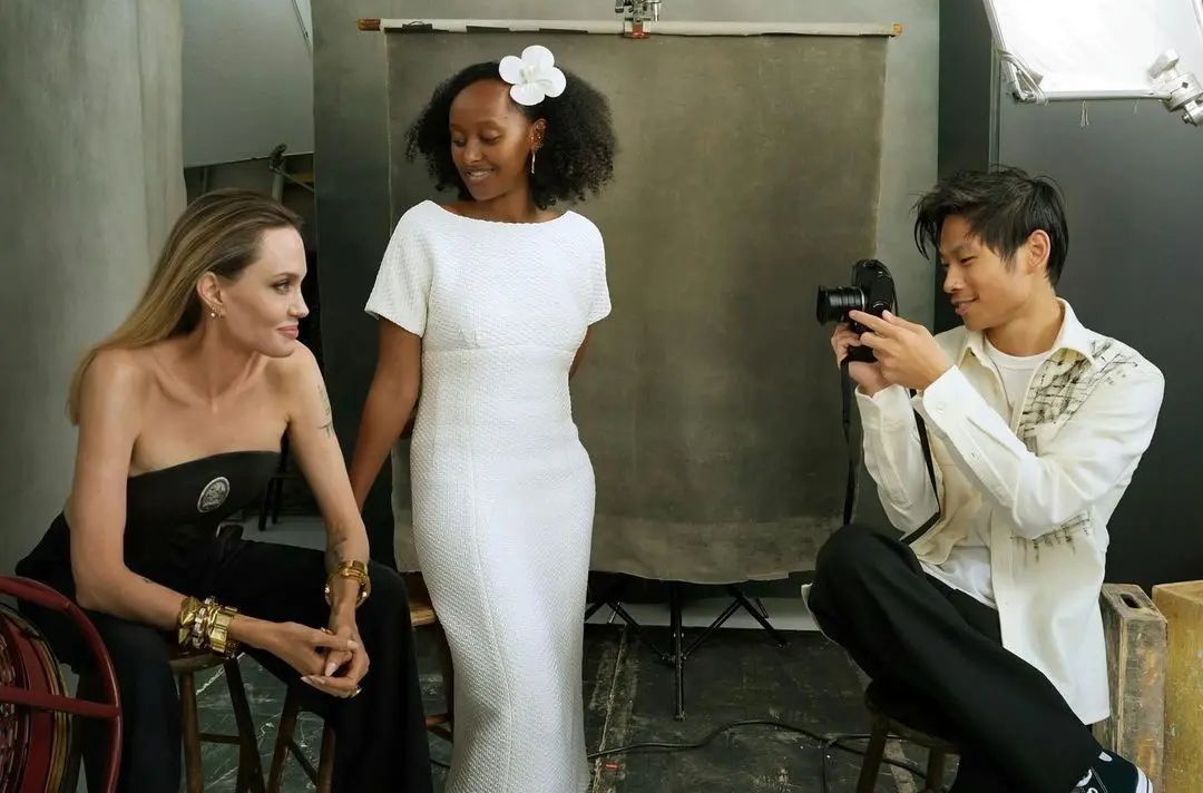В прозрачном платье-плиссе: 48-летняя Анджелина Джоли произвела фурор на редких новых фото