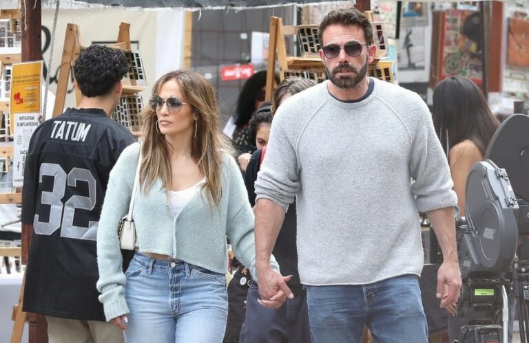 Широкі джинси та вкорочений кардиган: Дженніфер Лопес у трендовому осінньому образі вийшла з чоловіком на шопінг - today.ua