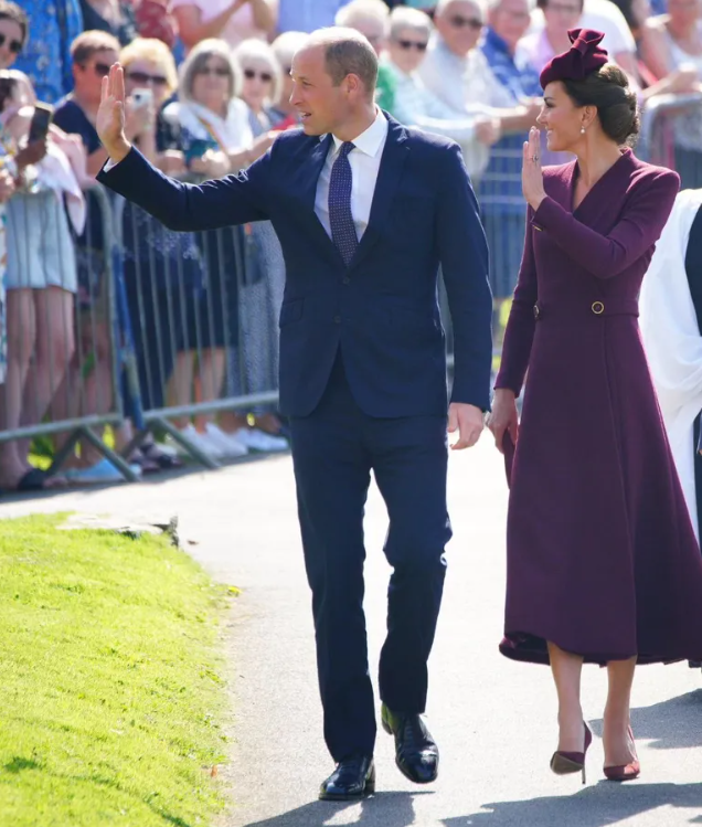В бордовом пальто-платье и бриллиантовых серьгах: Кейт Миддлтон в стильном осеннем образе почтила память Елизаветы II