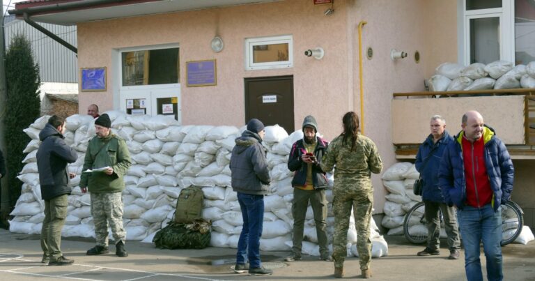 Загальна мобілізація: що робити чоловікам, яких примусово забирають у військкомати - today.ua