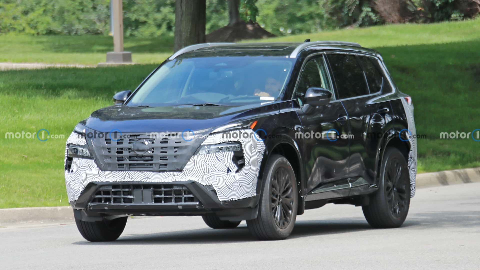 Оновлений Nissan Rogue тестують майже без камуфляжу