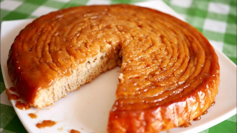 Карамельная шарлотка с аппетитной корочкой: рецепт идеального яблочного пирога на скорую руку - today.ua