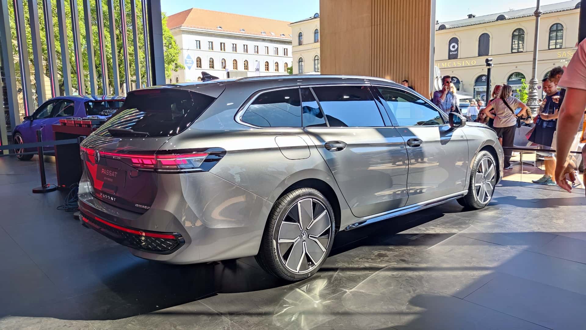 Новый Volkswagen Passat показали “вживую“ в Мюнхене