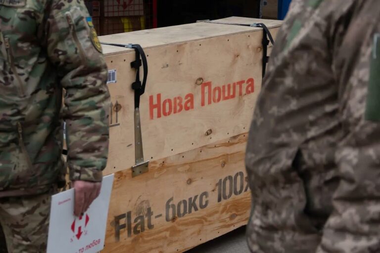 Під забороною: волонтери розповіли, що не можна класти у посилки військовим на передову - today.ua