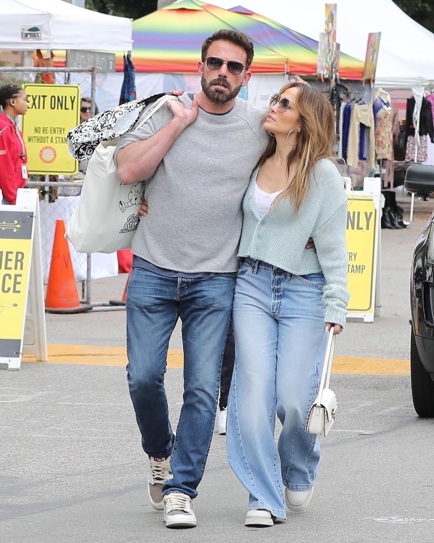 Широкі джинси та вкорочений кардиган: Дженніфер Лопес у трендовому осінньому образі вийшла з чоловіком на шопінг