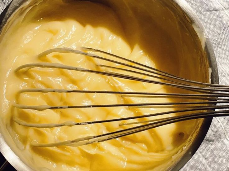 Альтернатива шарлотці: як приготувати ніжний яблучний пиріг із заварним кремом